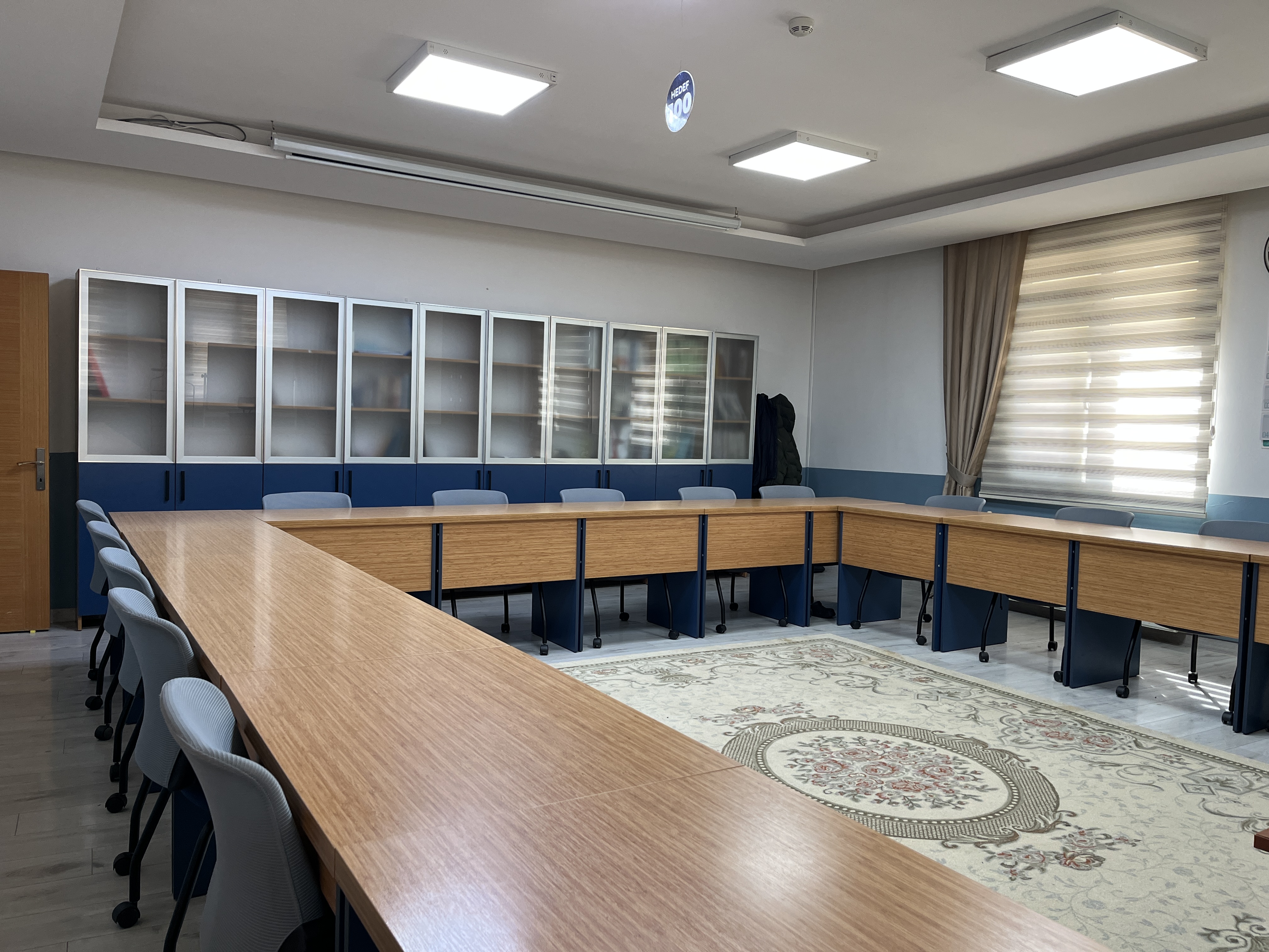 Geniş Kütüphane Çalışma Salonu